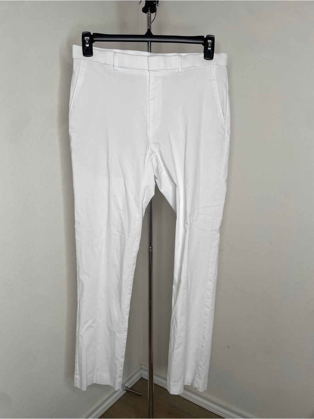 Tommy Hilfiger Men's 34x32 White Cotton Chinos Cruise Golf Vacation Classy Rich